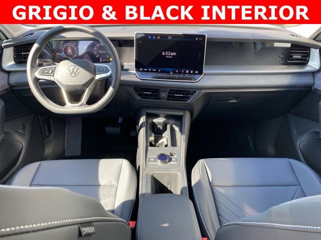 New 2025 Volkswagen Tiguan SE image 2