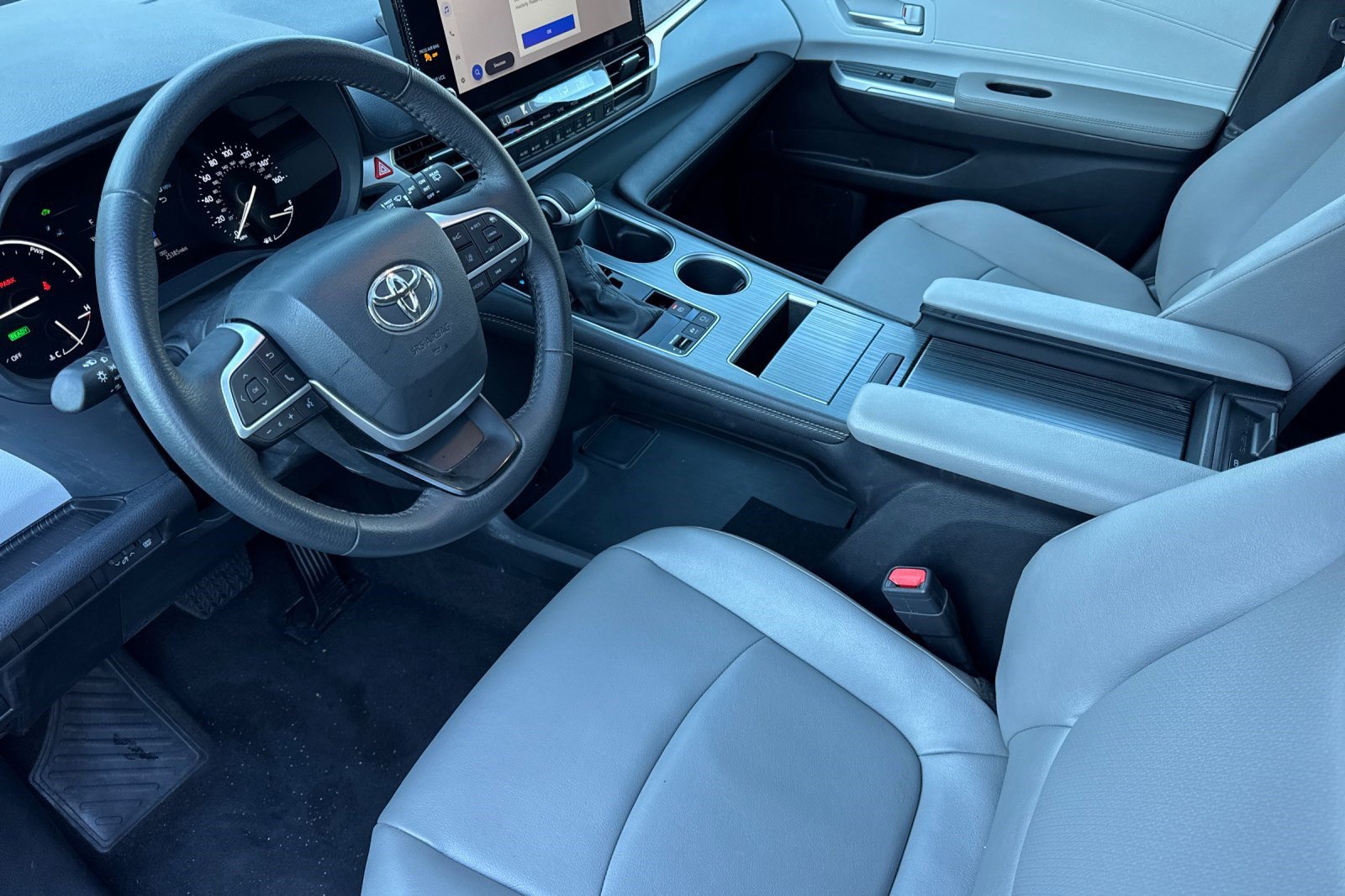 Used 2026 Toyota Sienna XLE FWD image 4