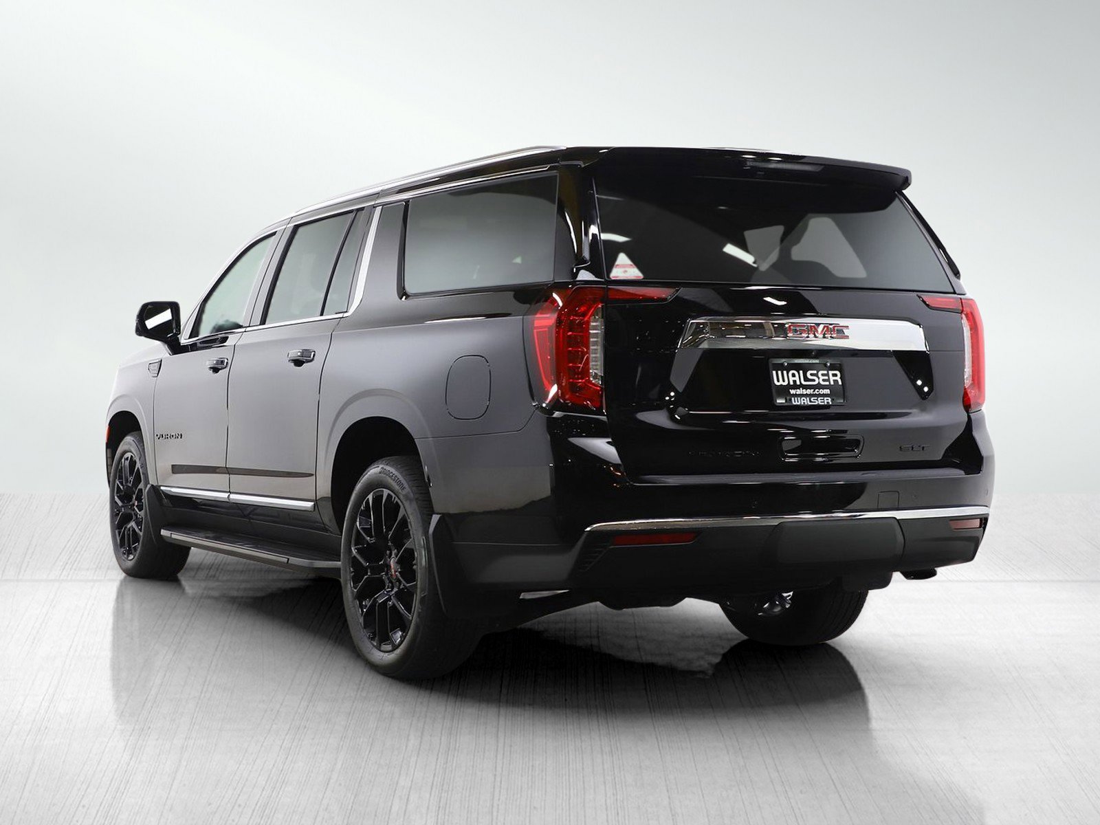 Used 2023 GMC Yukon XL SLT w/ SLT Premium Package image 3