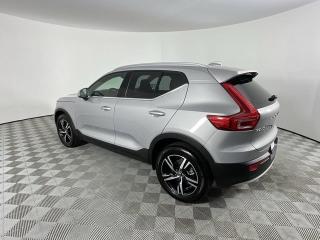 Used 2024 Volvo XC40 B5 Core image 3
