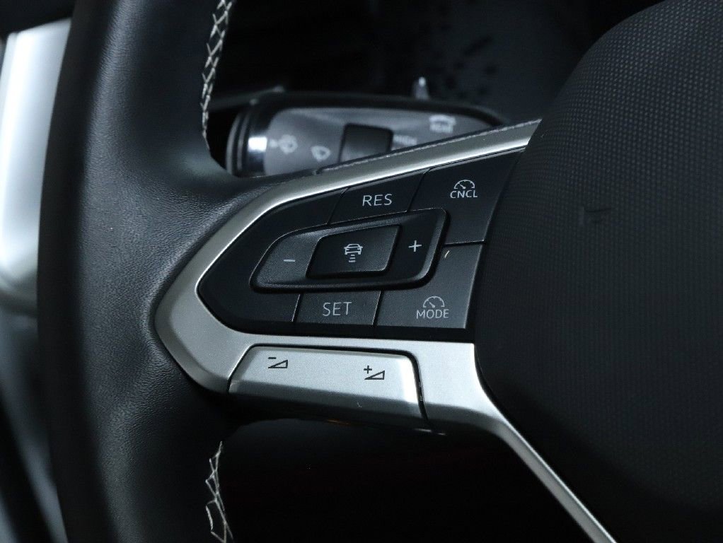 Used 2025 Volkswagen Tiguan SE image 21