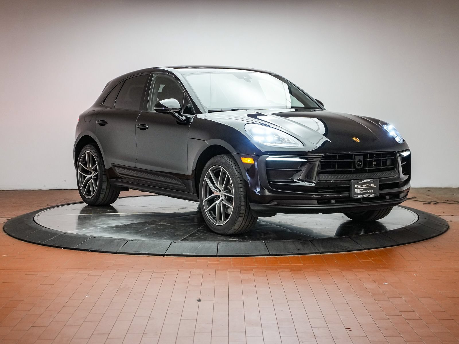 Certified 2024 Porsche Macan AWD/4WD image 8