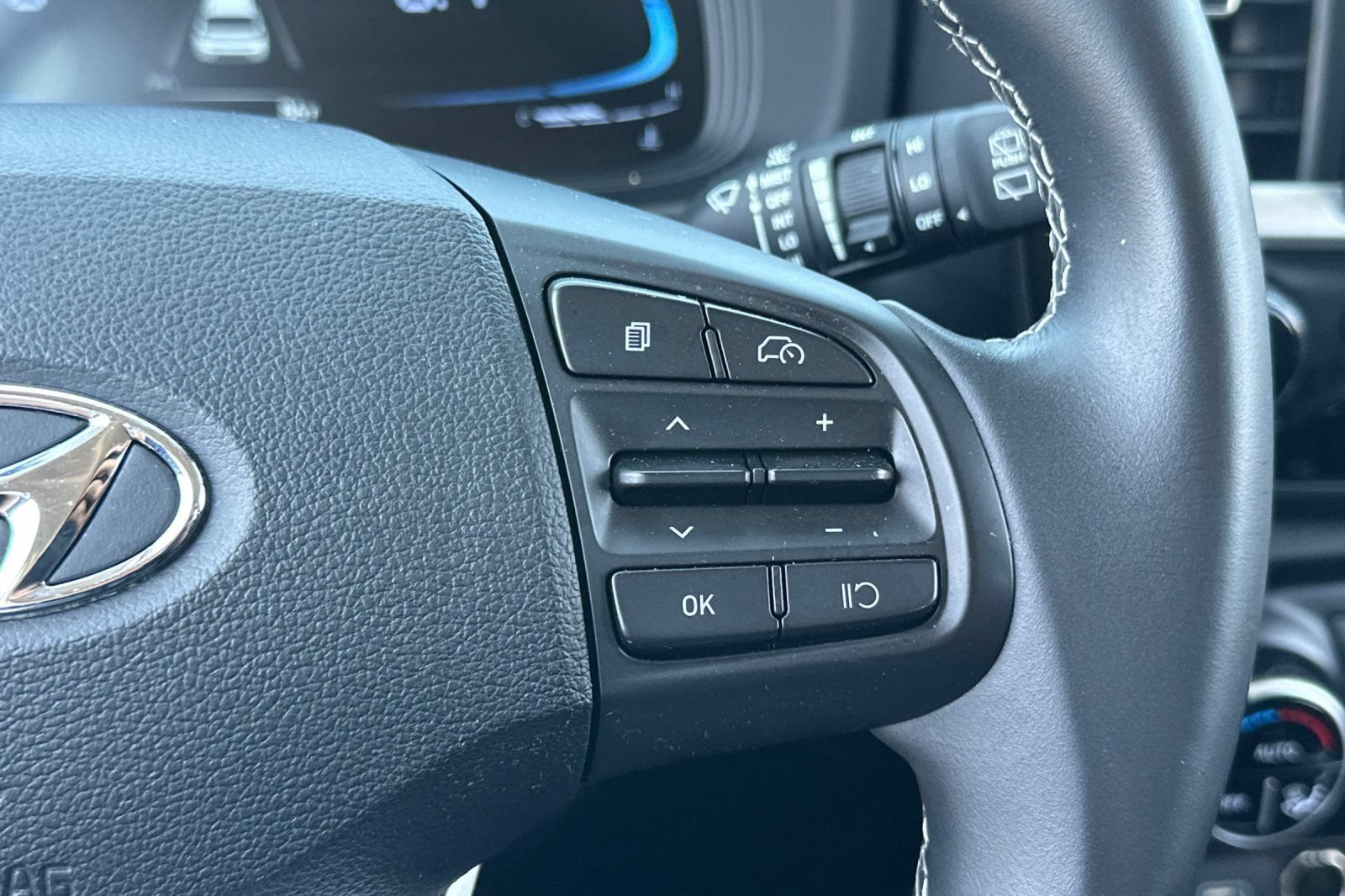 Used 2025 Hyundai Venue SEL FWD image 31