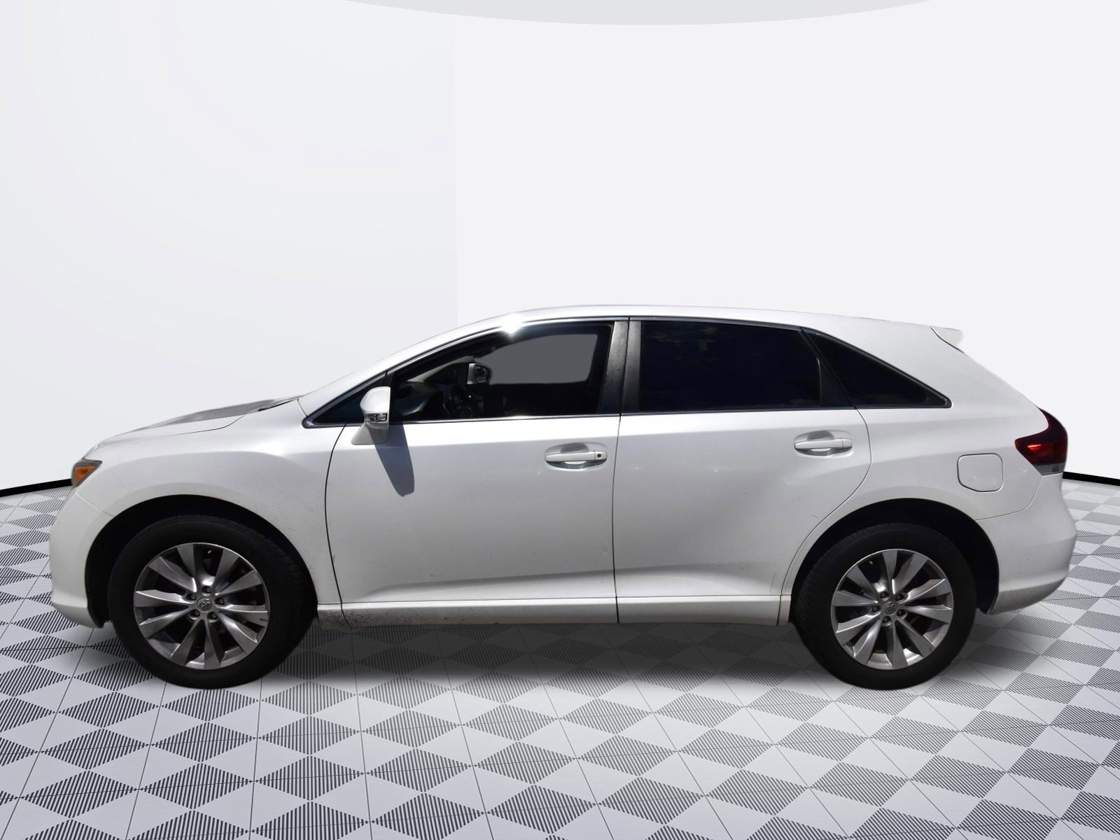 Used 2014 Toyota Venza LE image 2