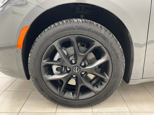 Used 2025 Chrysler Pacifica Limited image 8