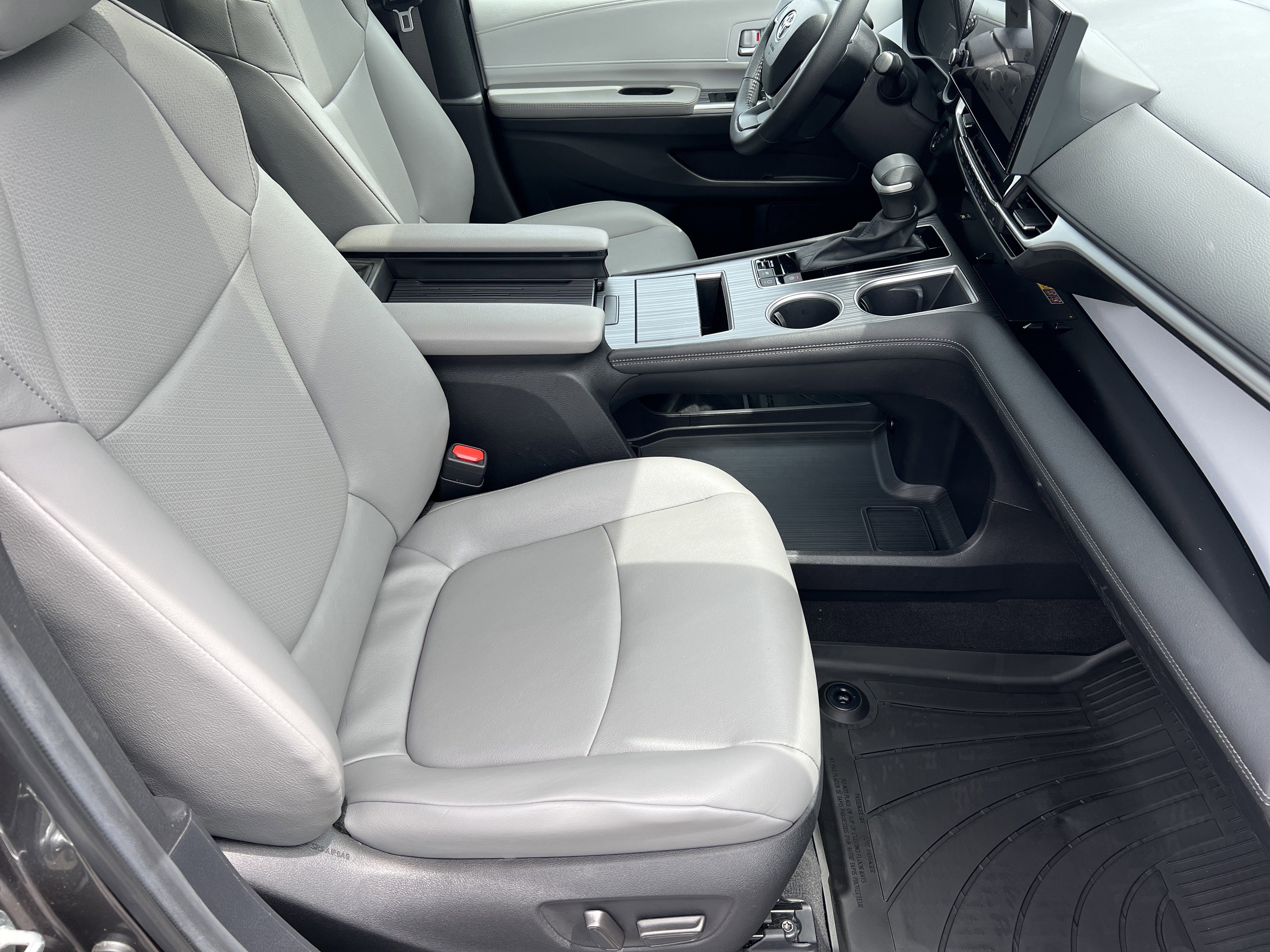 Certified 2025 Toyota Sienna XLE FWD image 28