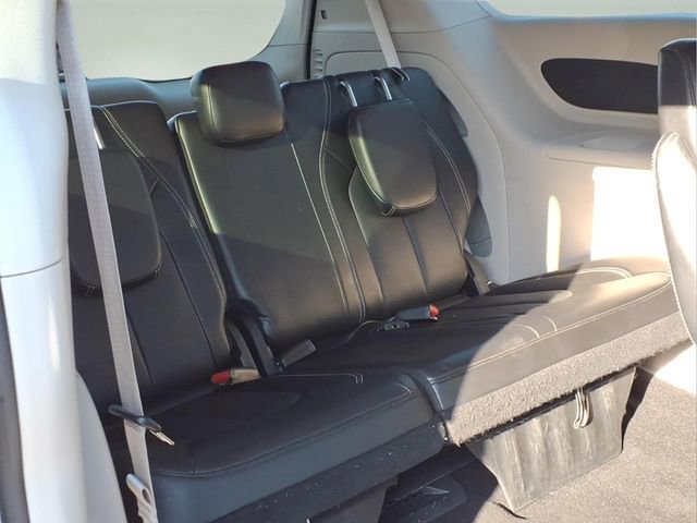 Used 2024 Chrysler Pacifica Touring-L image 17
