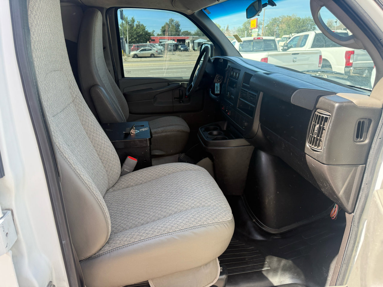 Used 2010 Chevrolet Express 2500 image 23