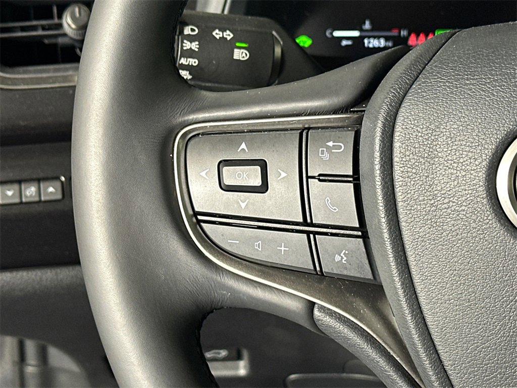 Used 2025 Lexus UX 300h FWD image 25