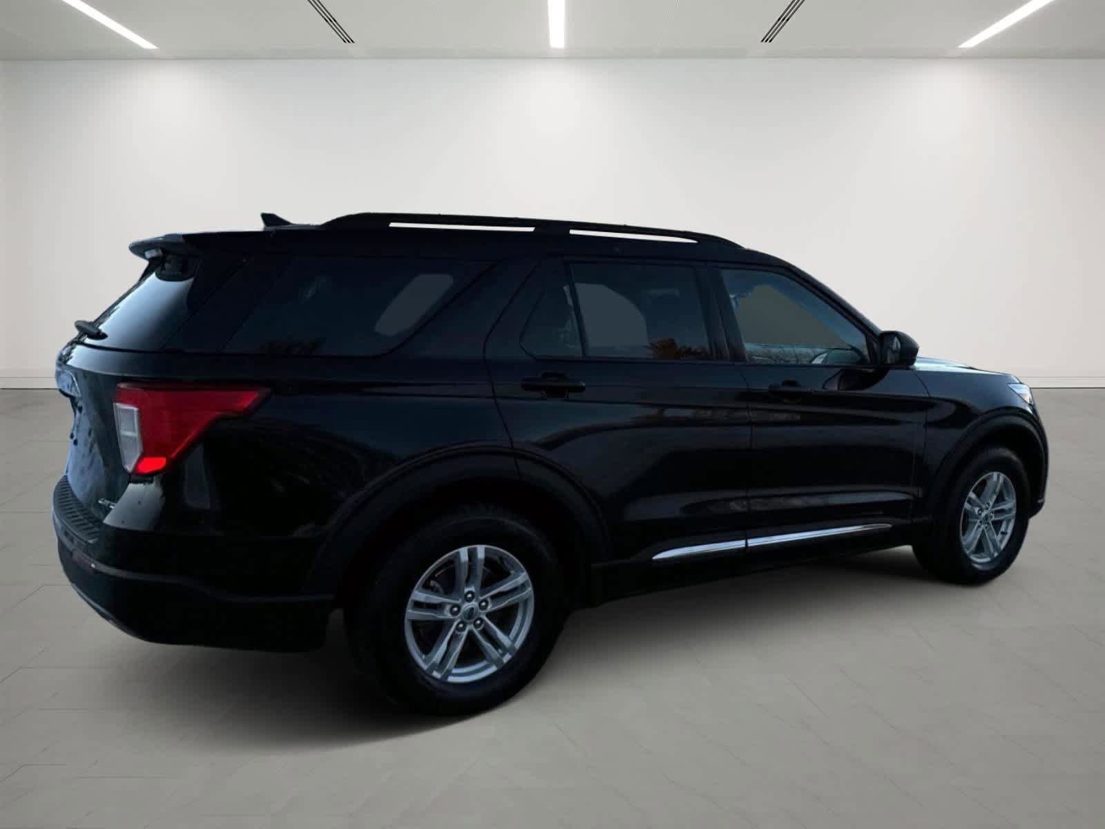 Used 2024 Ford Explorer XLT image 4