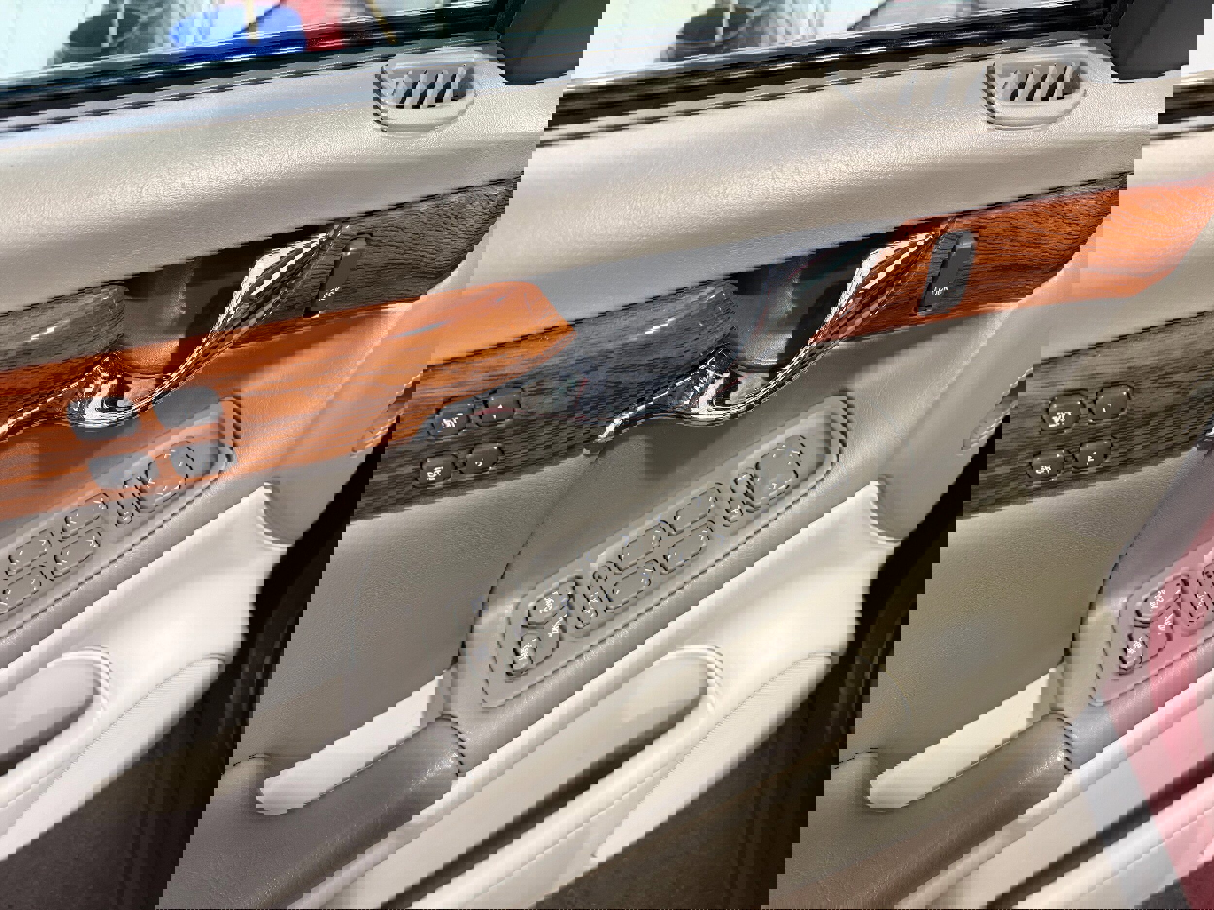 Used 2001 Cadillac De Ville w/ Comfort/Convenience Pkg image 9