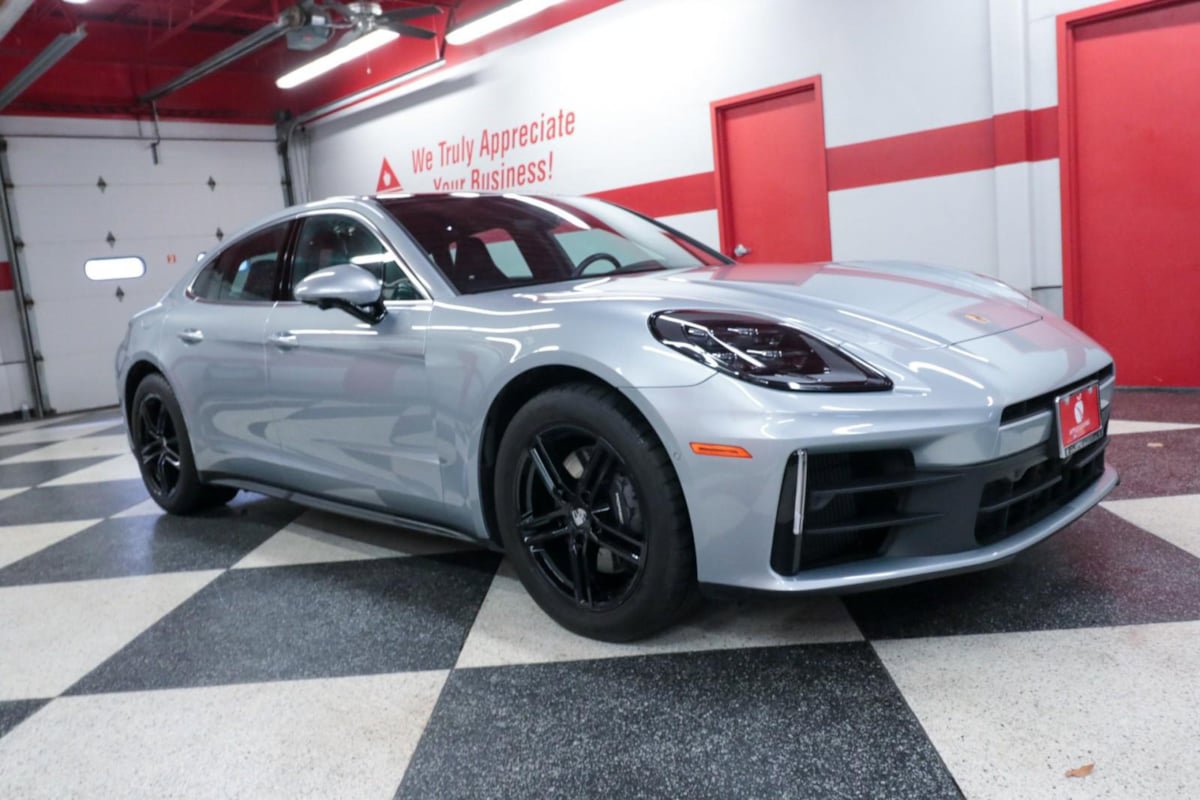 Used 2025 Porsche Panamera image 2