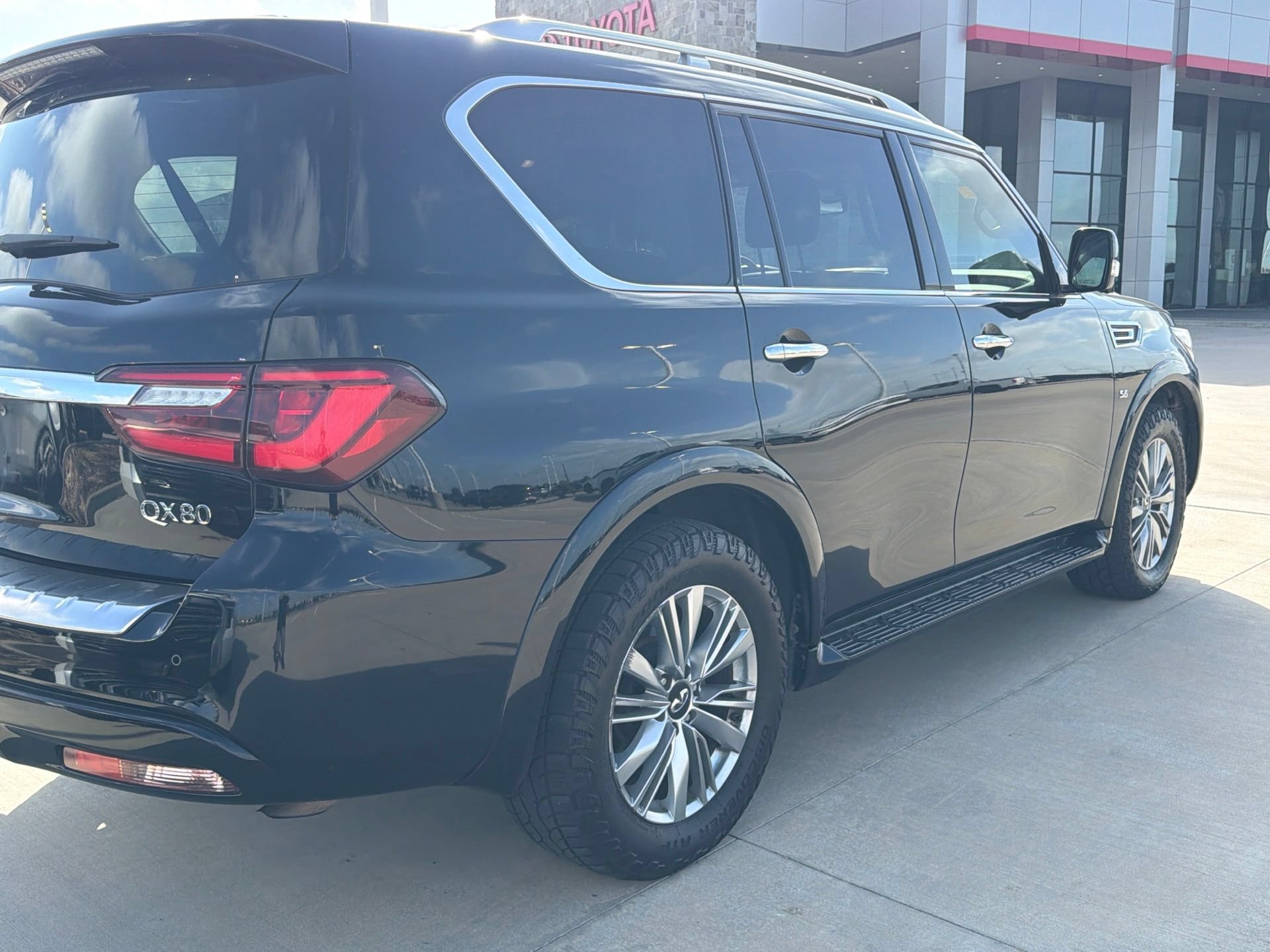 Used 2020 INFINITI QX80 Luxe w/ Proassist Package AWD/4WD image 3