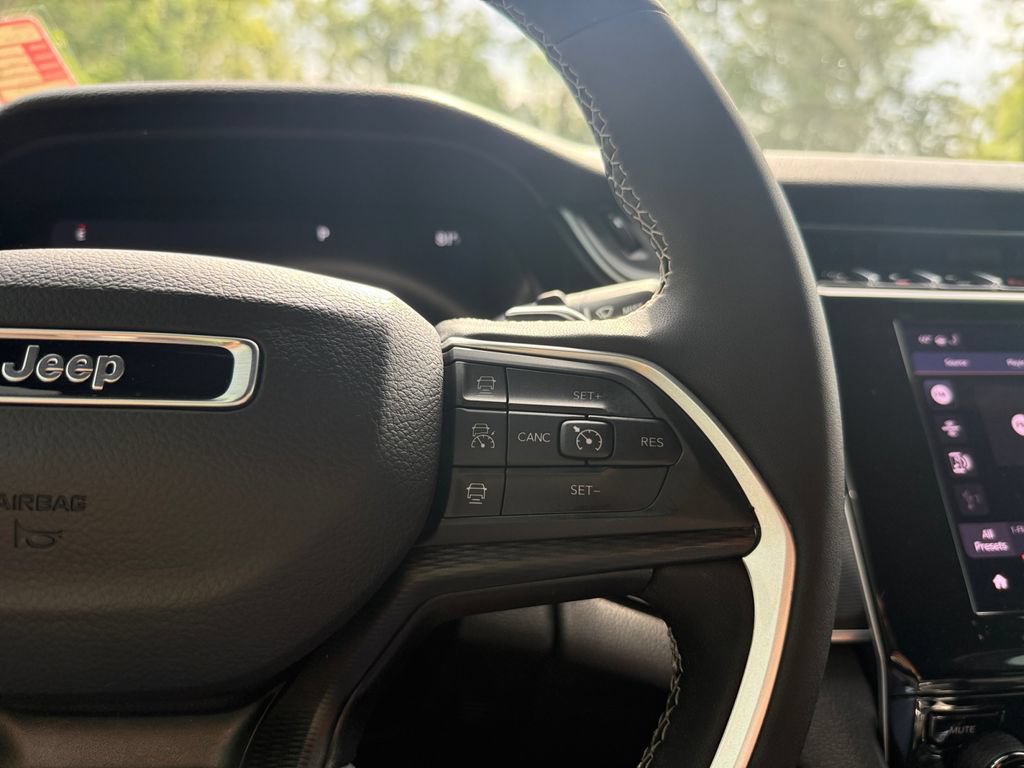 Used 2025 Jeep Grand Cherokee Altitude RWD image 22