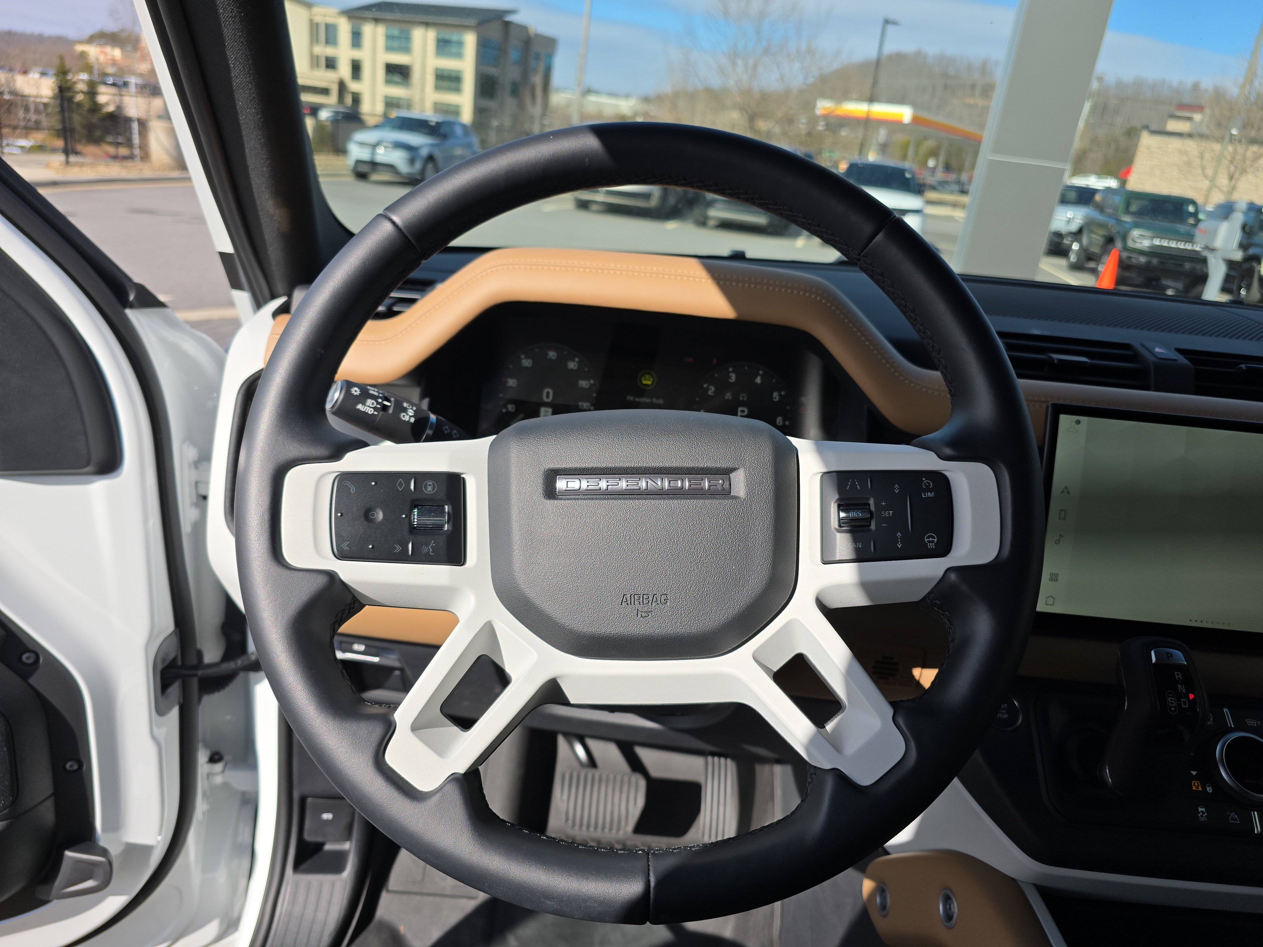 Used 2025 Land Rover Defender 110 X-Dynamic SE AWD/4WD image 31