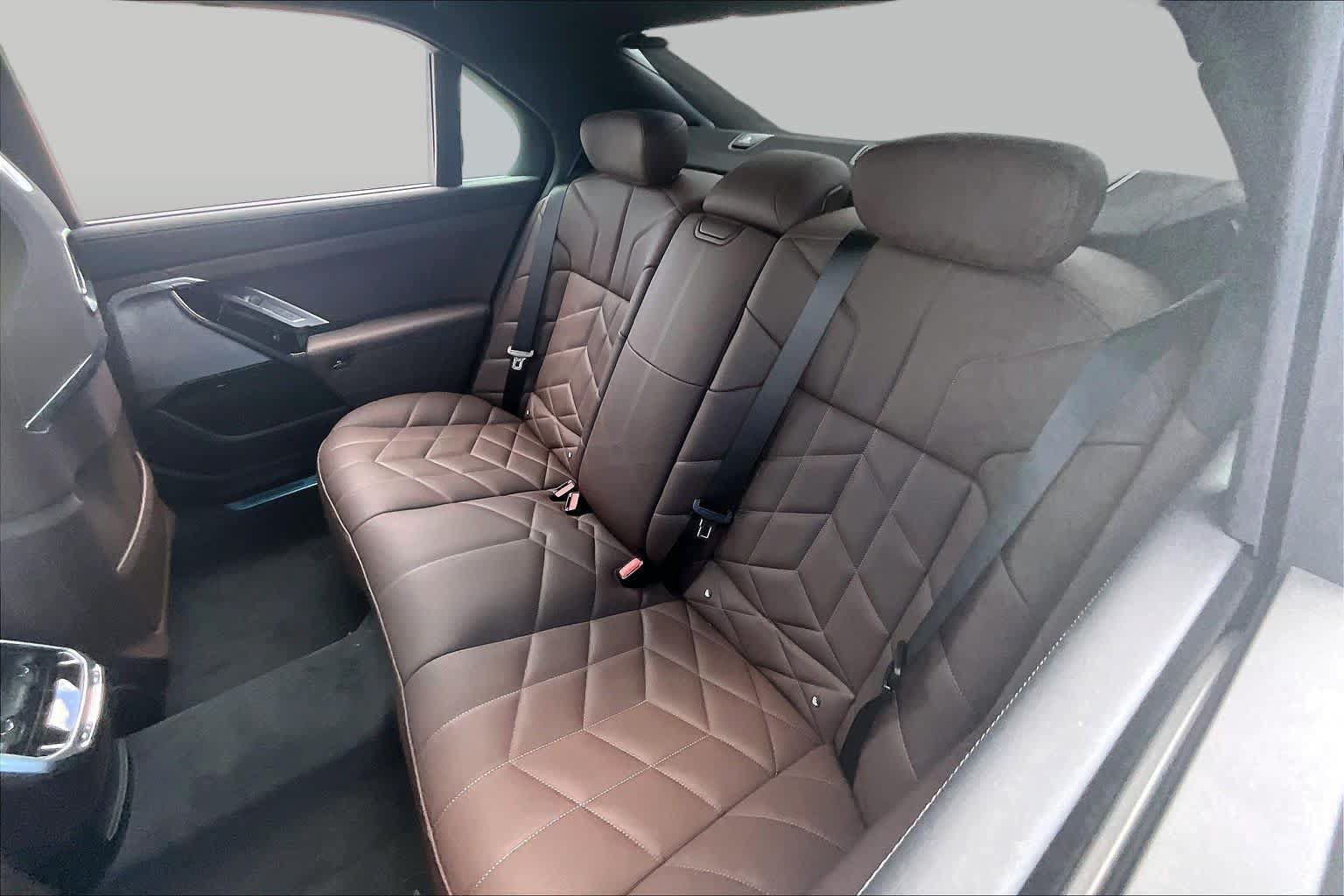 Used 2026 BMW 750e xDrive w/ Executive Package AWD/4WD image 18