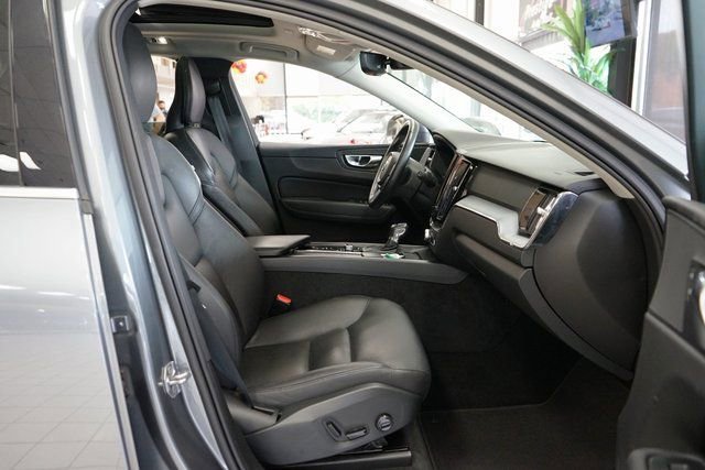 Used 2020 Volvo XC60 T5 Momentum image 44