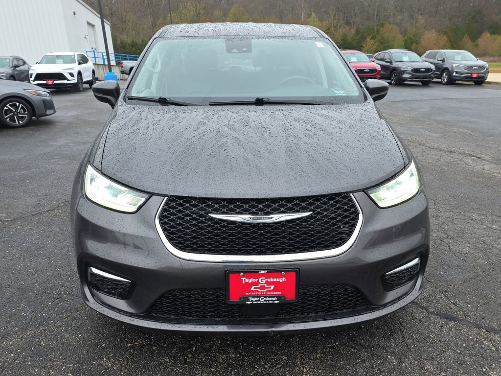 Used 2023 Chrysler Pacifica Touring-L image 3
