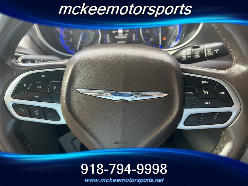 Used 2018 Chrysler Pacifica Touring-L FWD image 19