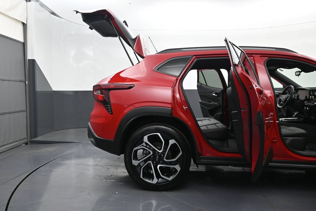 Used 2026 Chevrolet Trax RS w/ Sunroof Package FWD image 10