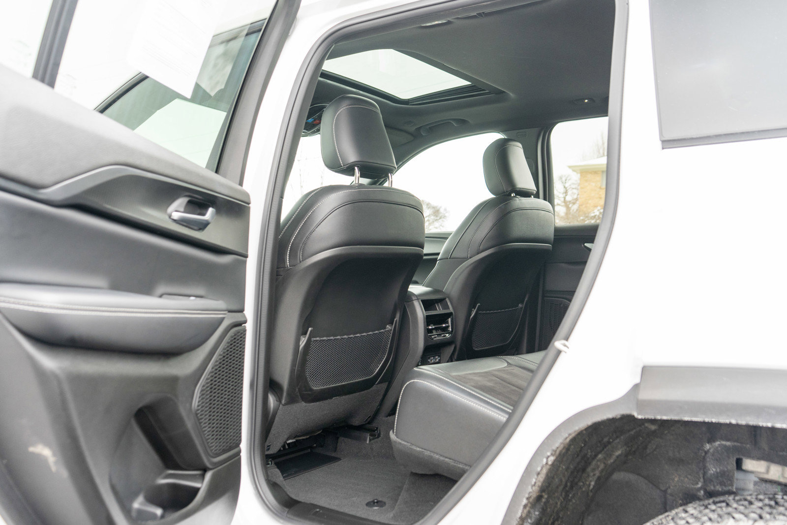 Used 2023 Jeep Grand Cherokee Altitude image 28