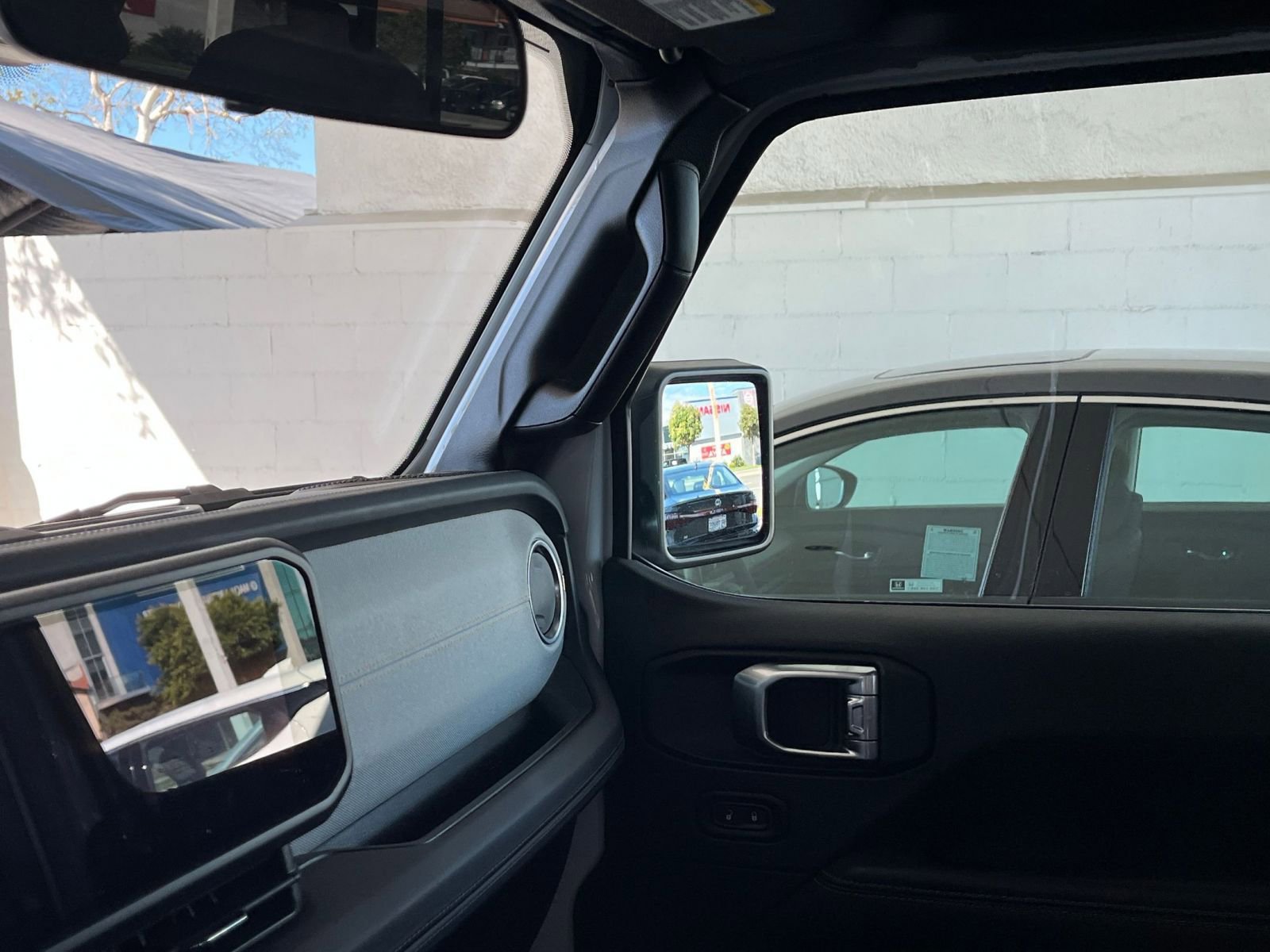 Used 2025 Jeep Wrangler Sahara image 35