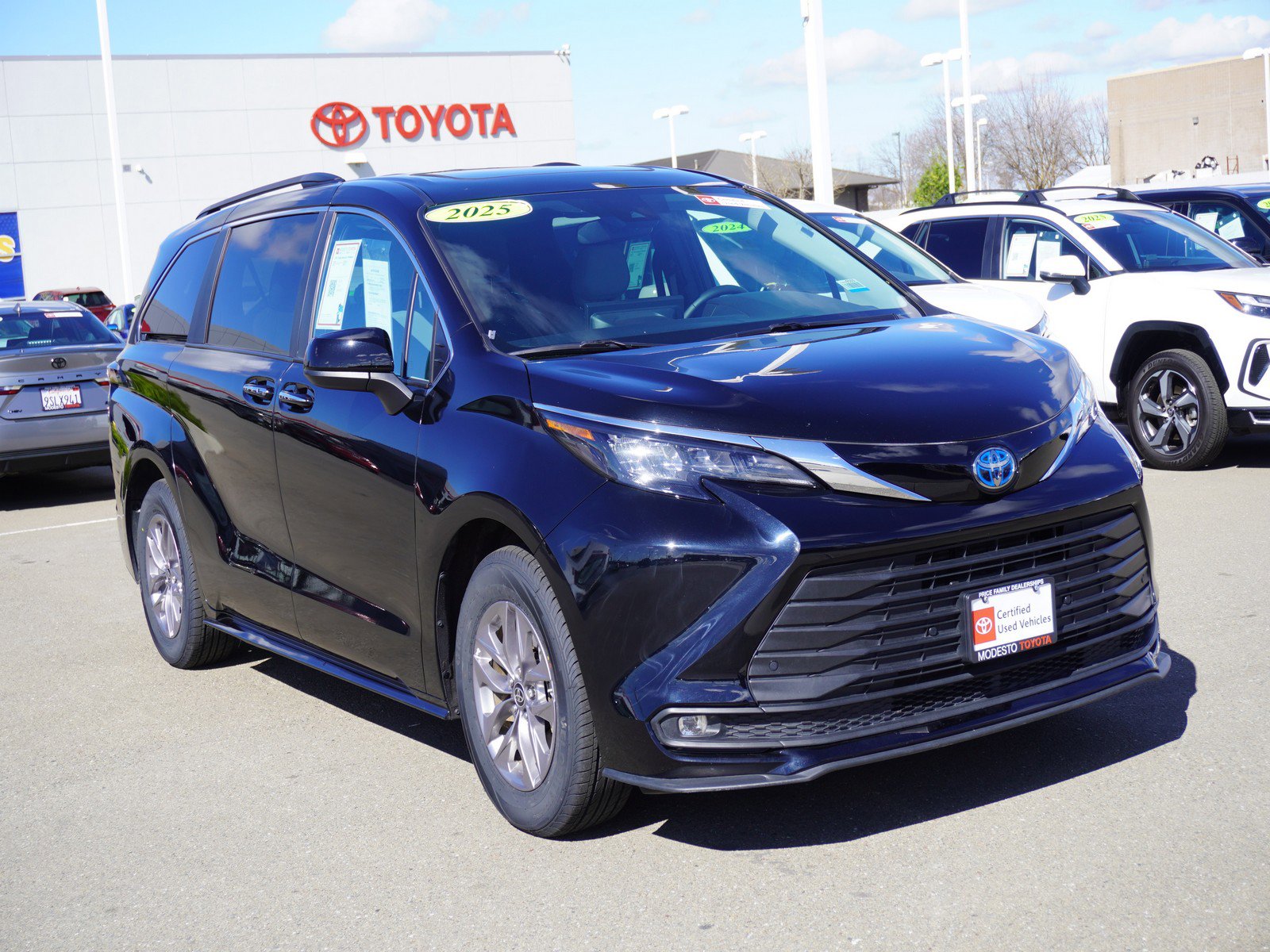 Used 2025 Toyota Sienna XLE image 1