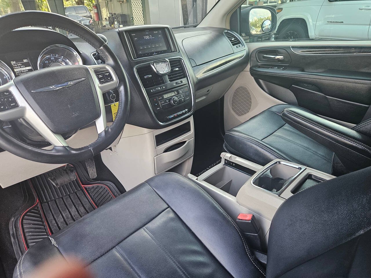 Used 2016 Chrysler Town & Country Touring FWD image 35