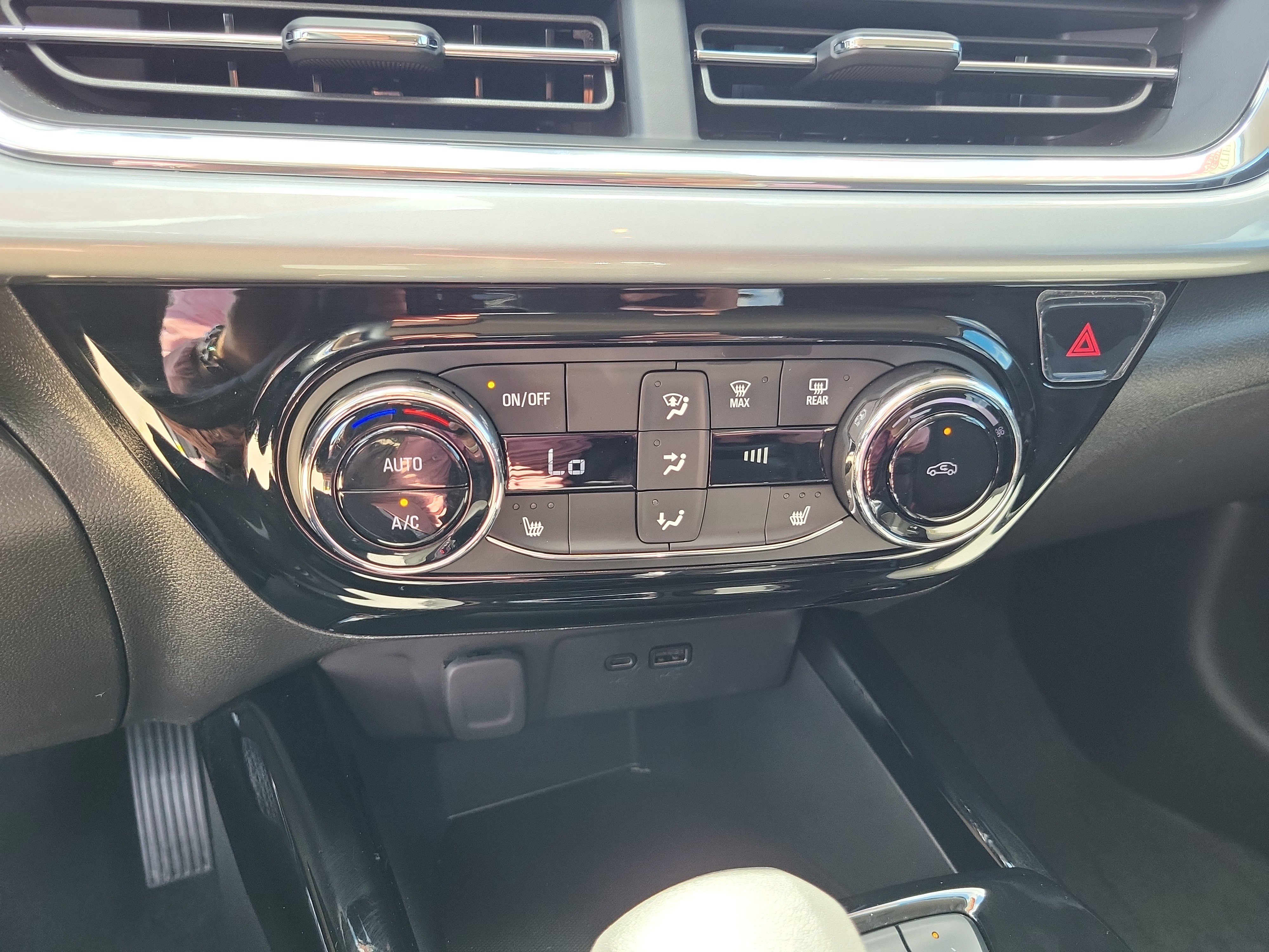 Used 2025 Chevrolet Trax LT w/ Driver Confidence Package image 22