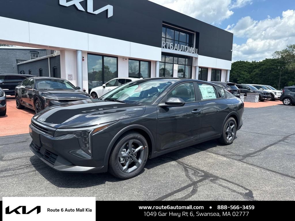 New 2025 Kia K4 LXS image 1