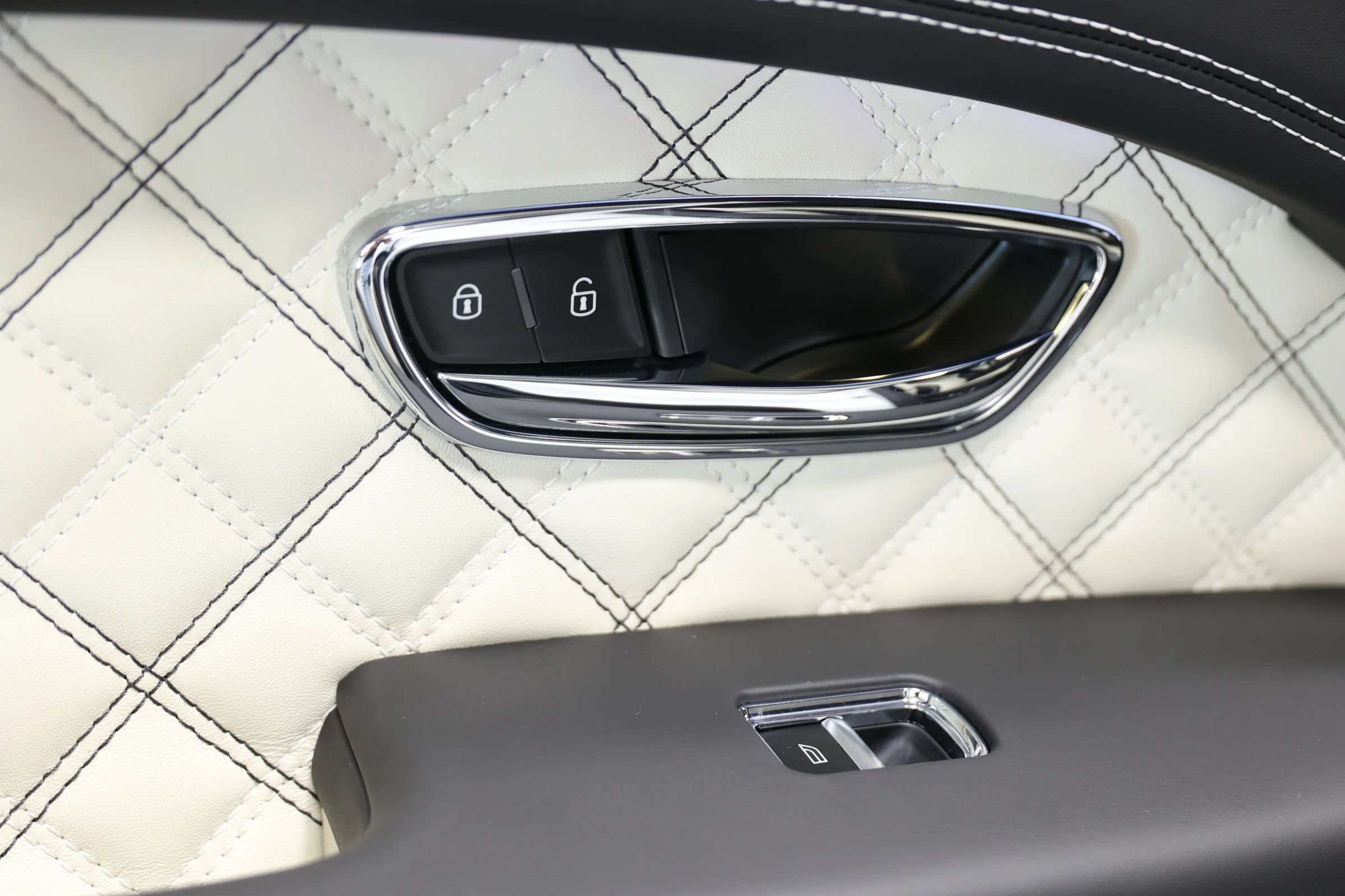 Used 2021 Bentley Bentayga w/ First Edition Specification AWD/4WD image 51