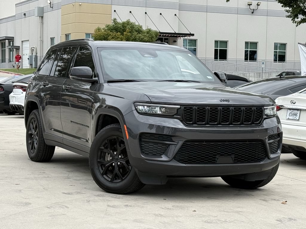 Used 2023 Jeep Grand Cherokee Altitude AWD/4WD image 2