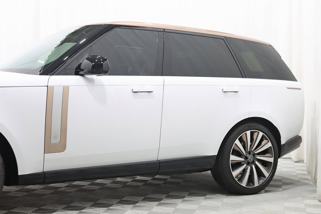 Used 2024 Land Rover Range Rover SV image 3