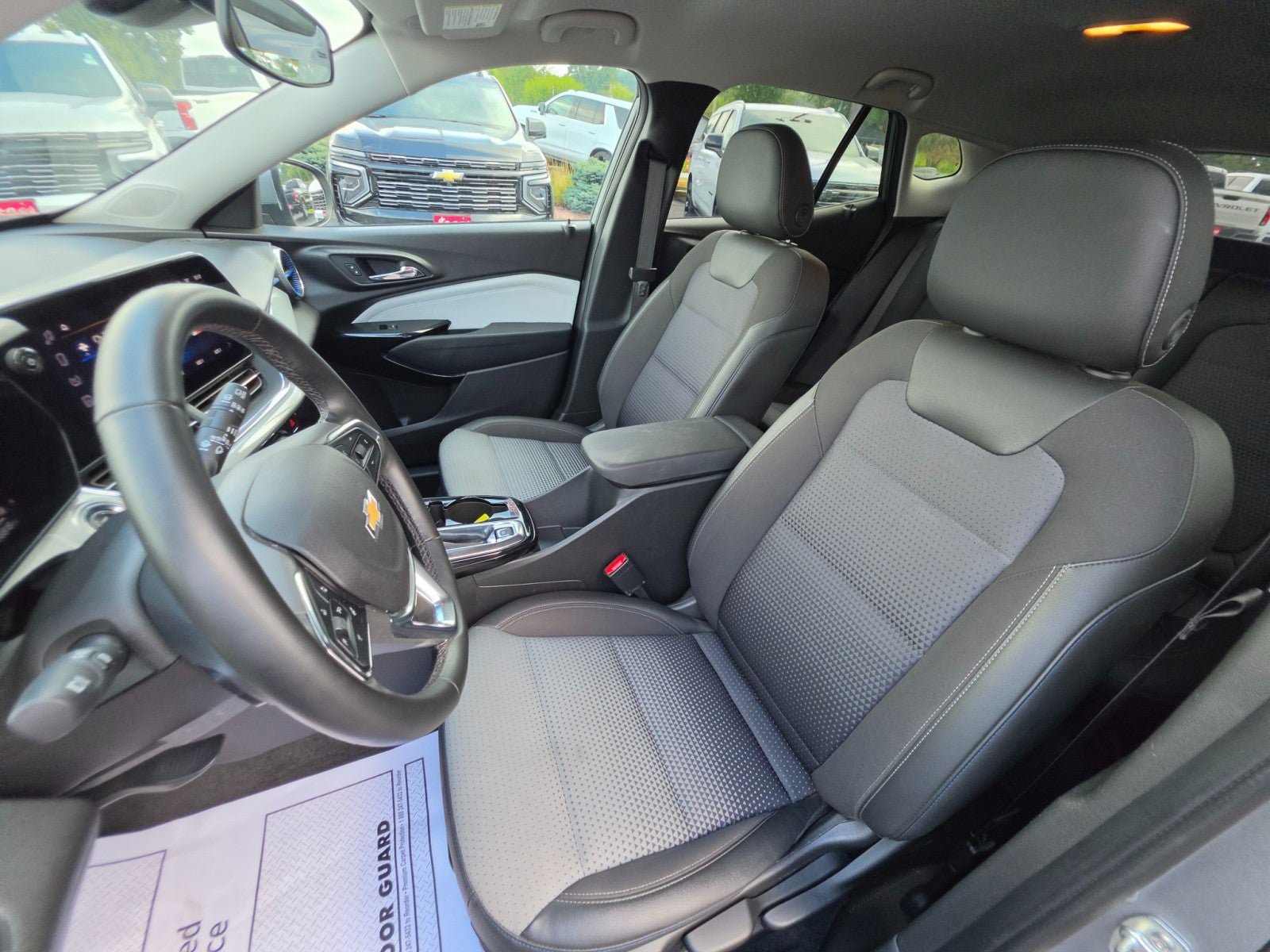 Used 2025 Chevrolet Trax LT w/ LT Convenience Package FWD image 28