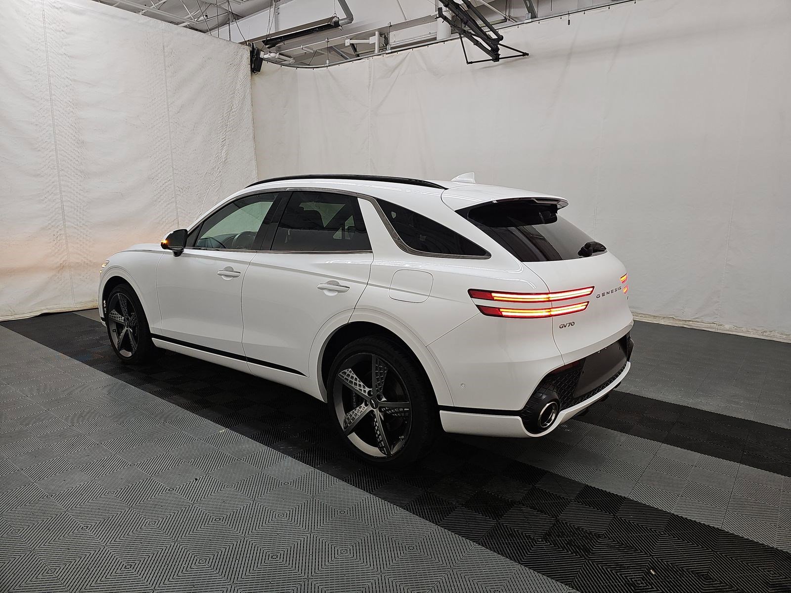 Used 2024 Genesis GV70 2.5T w/ Sport Prestige Package AWD/4WD image 5