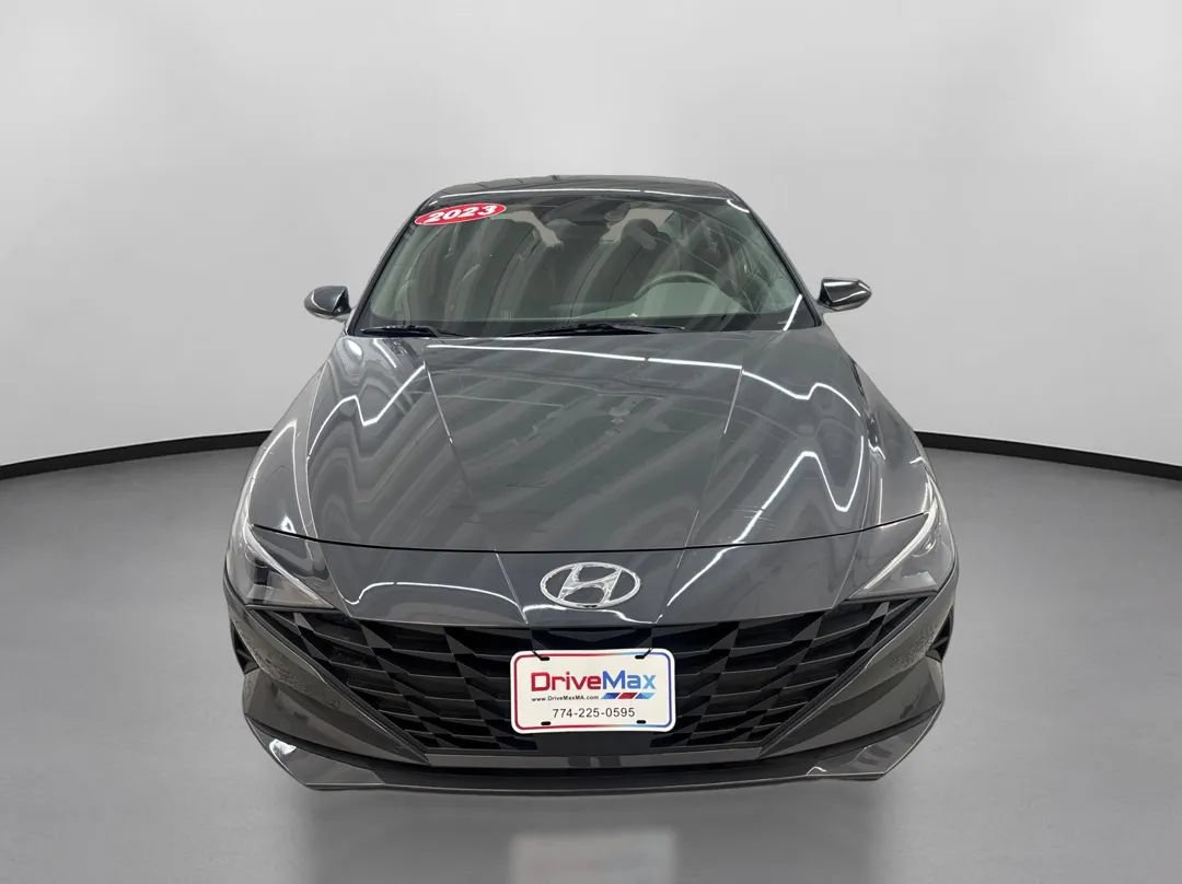 Used 2023 Hyundai Elantra SEL w/ Convenience Package FWD image 2