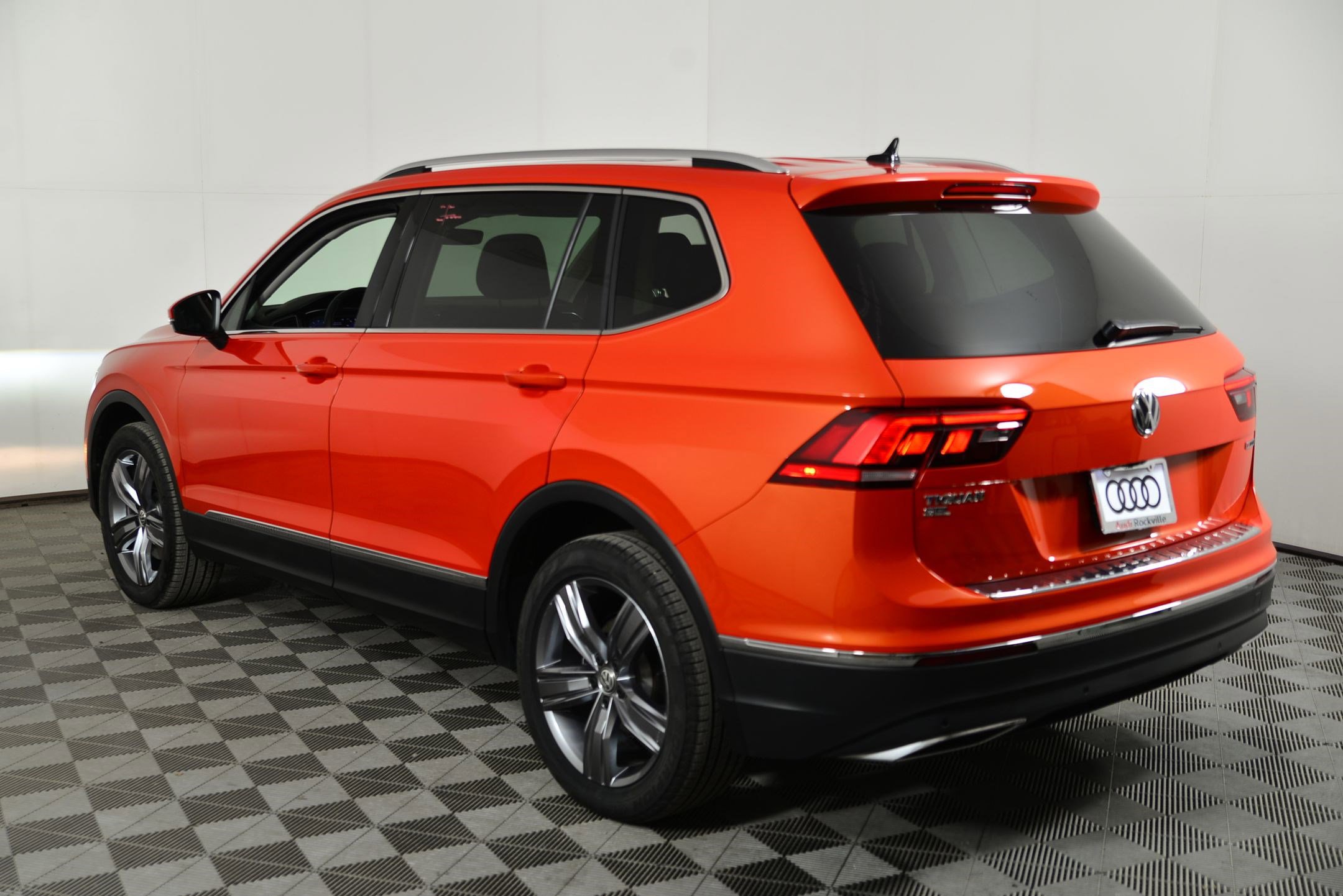 Used 2019 Volkswagen Tiguan SEL Premium image 3