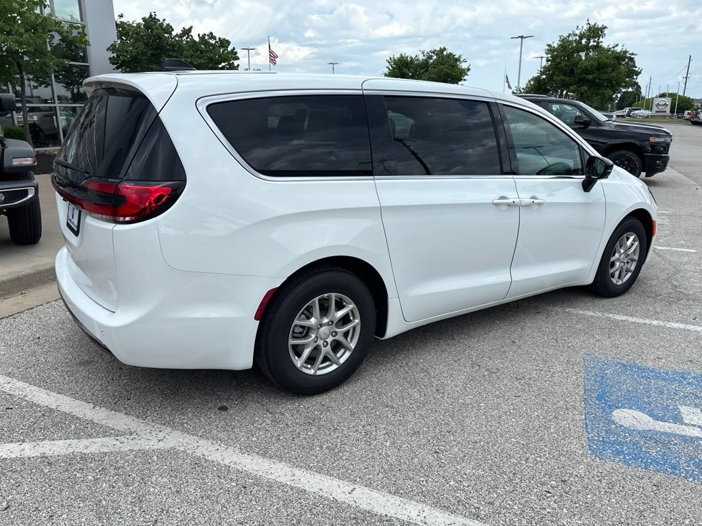 New 2027 Chrysler Pacifica Select FWD image 28
