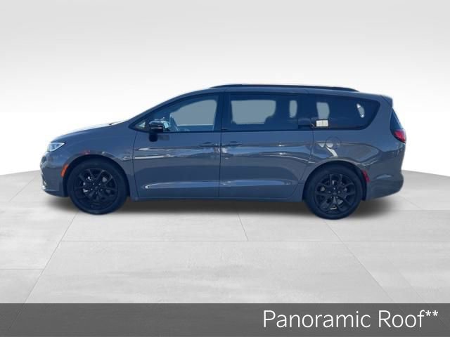 Used 2025 Chrysler Pacifica Limited image 4