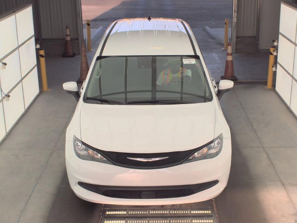 Used 2023 Chrysler Voyager LX image 2