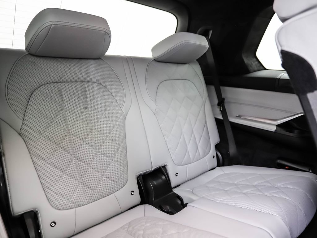 Used 2026 BMW X7 xDrive40i w/ M Sport Package image 32