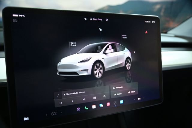 Used 2022 Tesla Model Y Long Range image 27