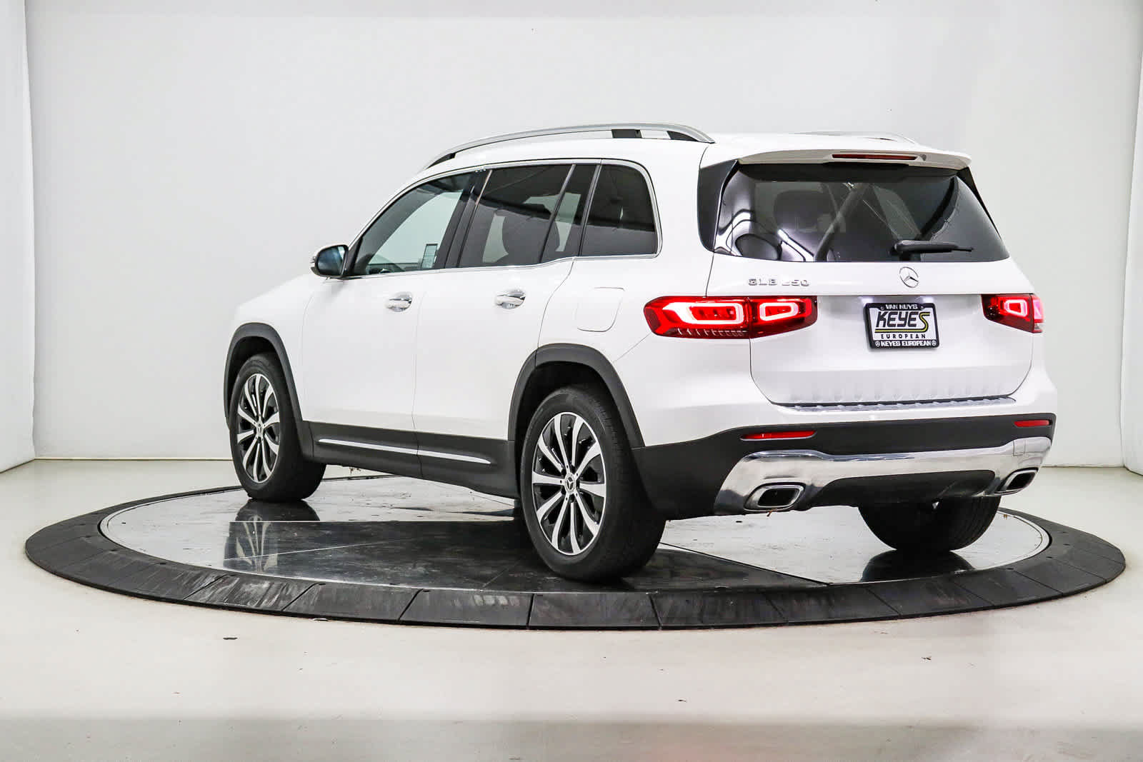 Used 2023 Mercedes-Benz GLB 250 image 2