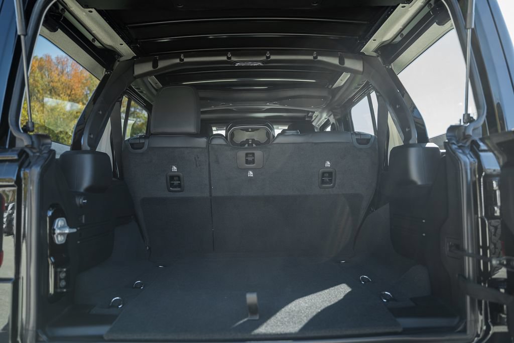 New 2025 Jeep Wrangler Unlimited Rubicon w/ Convenience Group AWD/4WD image 8