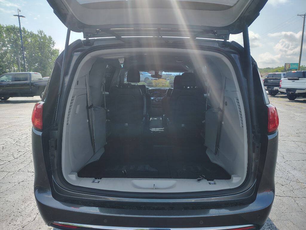 Used 2017 Chrysler Pacifica Touring-L FWD image 7