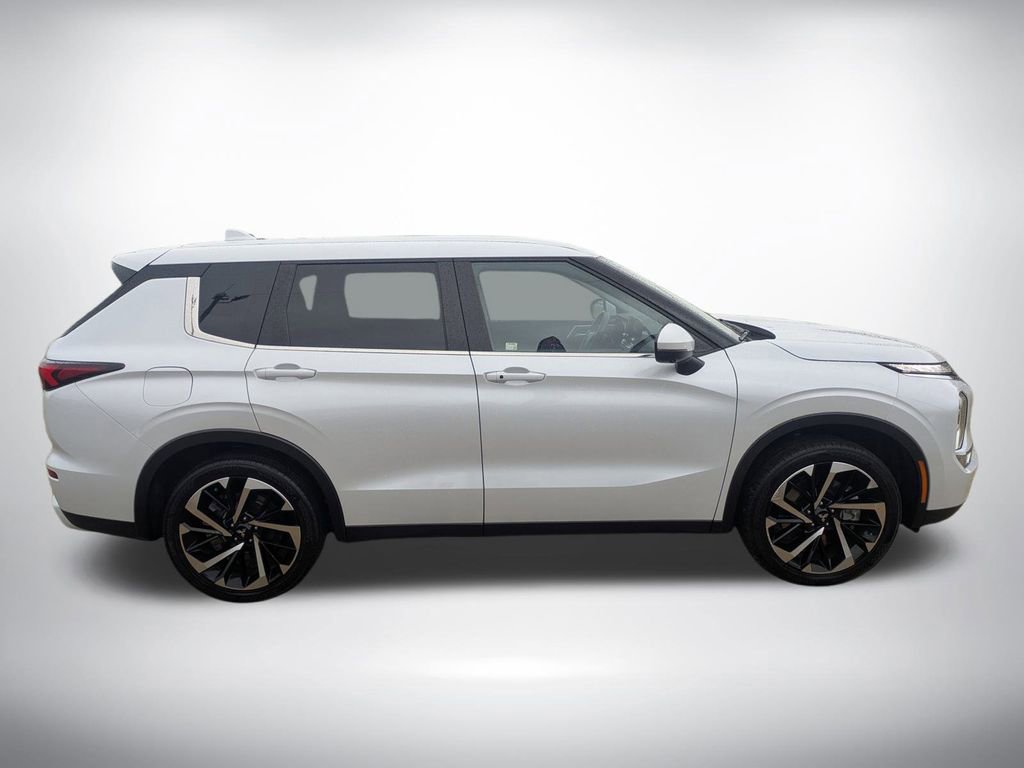 Used 2024 Mitsubishi Outlander SE image 2