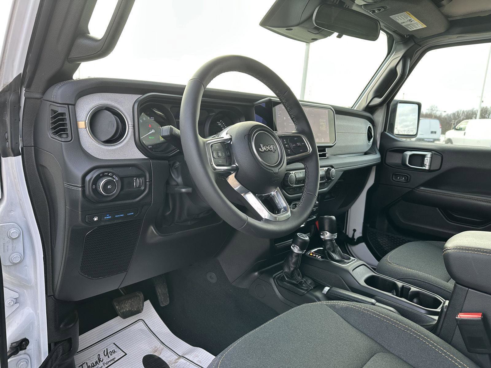 Used 2025 Jeep Wrangler Sahara image 19