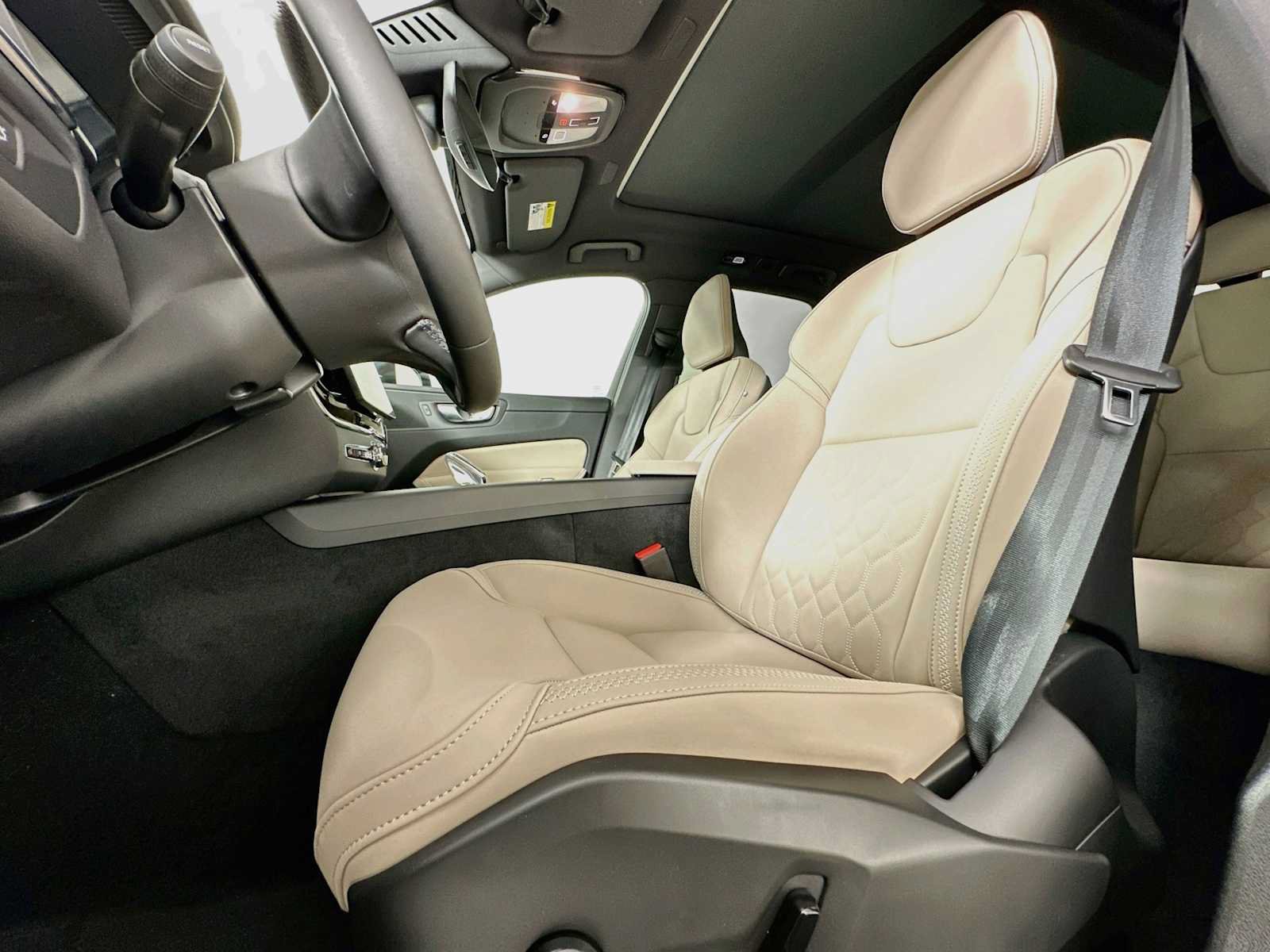 New 2026 Volvo XC60 B5 Plus w/ Protection Package Premier AWD/4WD image 18