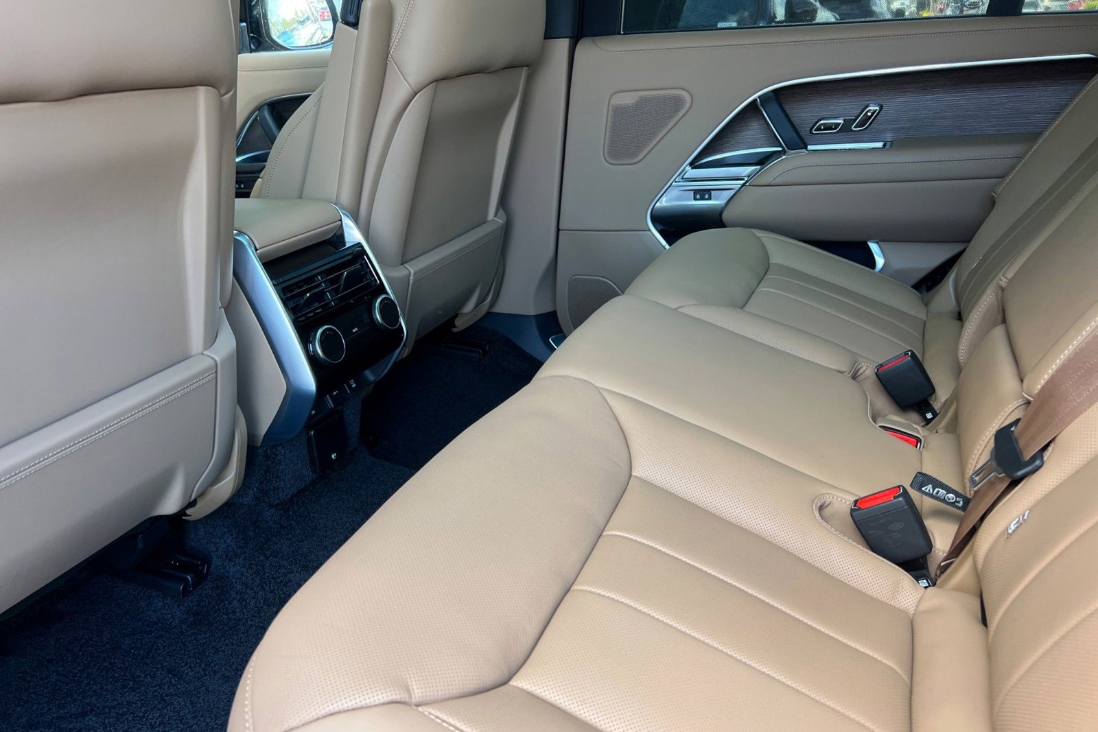 New 2026 Land Rover Range Rover Long Wheelbase SE image 16