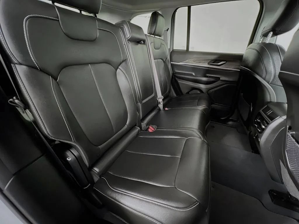 Used 2023 Jeep Grand Cherokee Limited AWD/4WD image 27
